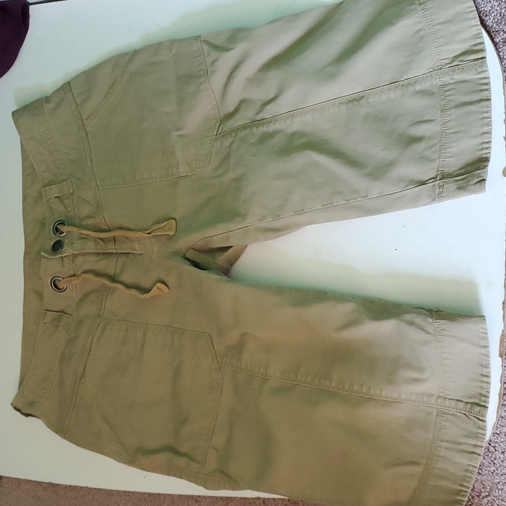 The North Face women's 6 tan long knee length shorts